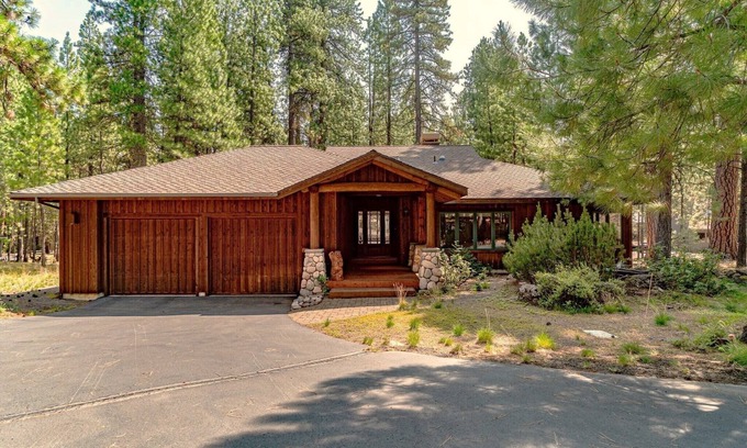 Black Butte Ranch House | Alpine Beauty 3 BD Home w/hot tub, EV charger