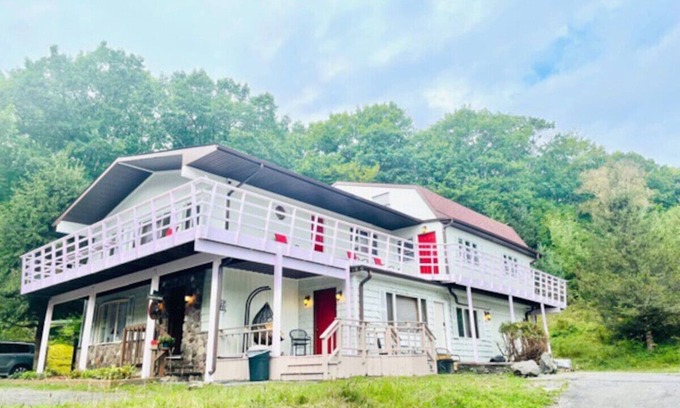 Highmount House | Alpine Four Season Lodge Belleayre NY Sleeps 22