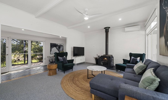 Myrtleford House | Alpine Hills Hideaway