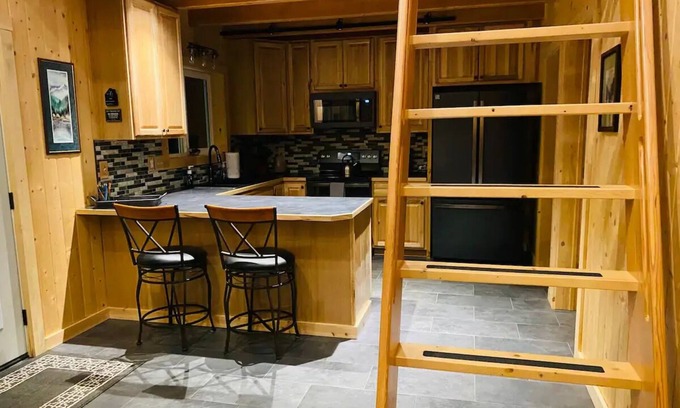 Fritz Creek Cabin | Alpine Meadows Cabinnn