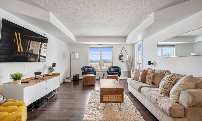 East Kootenay Apartment | ⭐Alpine Pointe⭐| Lakeview | Pool | Hot Tub | Gym