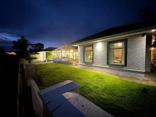 Newmilns Villa | Alton Villa, Sleeps 12, Great for Families, Undercover Hotub & Games Room