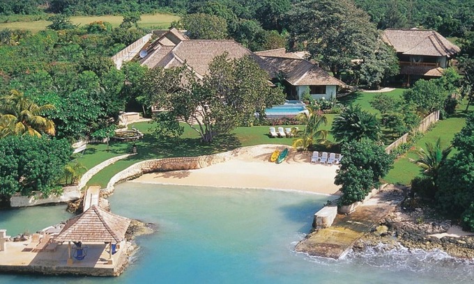 Discovery Bay Villa | Amanoka on the Beach - 7 Bedrooms