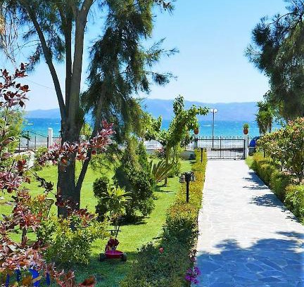 Amarinthos House | Amarynthos Beachfront Vacation House with garden