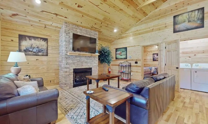 White Oak Lodge Cabin | *Amazing 2BD Cabin w/Hot Tub! Gym & Pool Access*