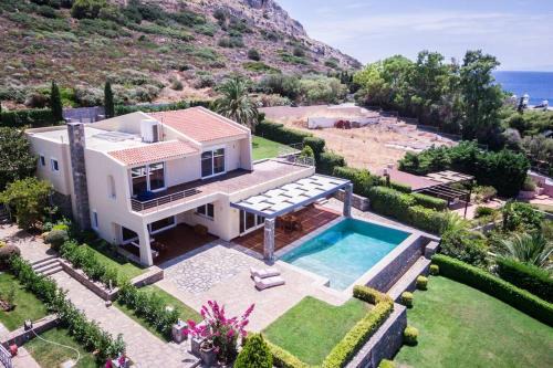 Palaia Fokaia Apartment | Amazing 5 bedroom Villa with Swimming Pool