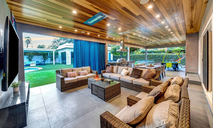Valley Glen House | Amazing 6BR w/Pool, Spa, BBQ, Home Theater, Guest Suite & Gym!