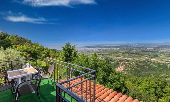 Koper Apartment | Amazing apartment in Smarje