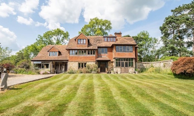 Robertsbridge House | Amazing Arts & Crafts House