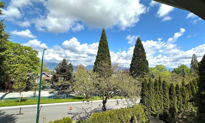 Dunbar House | Amazing, comfy 2 bed suite in Mckenzie Heights!