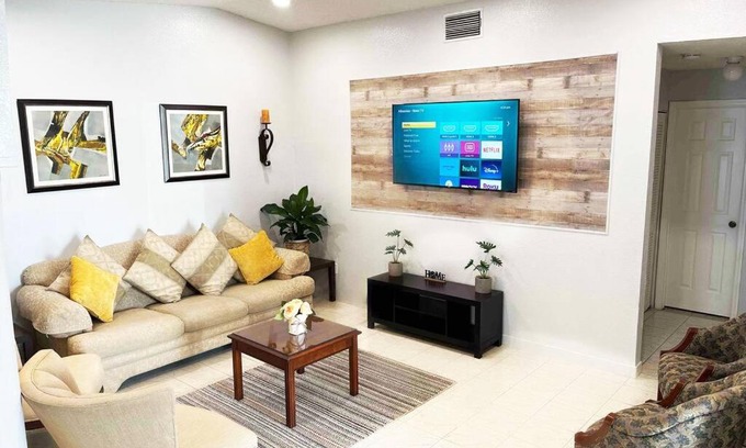 Ludlam House | Amazing & cozy Duplex near Zoo Miami !