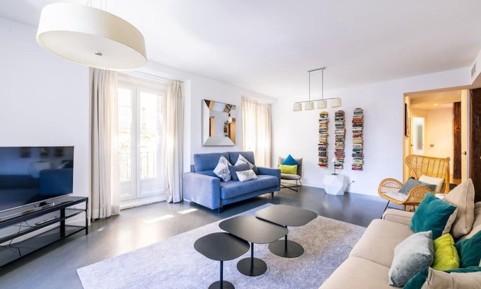 Chueca Apartment | Amazing flat 5 balconies in Chueca - Gran Via