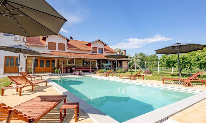 Velika House | Amazing home in Oljasi with sauna