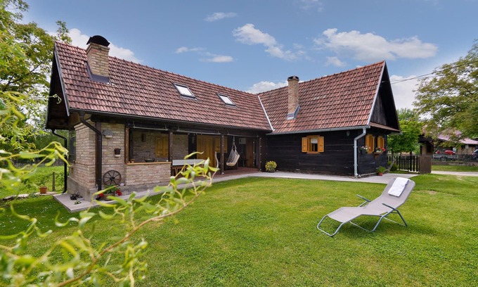 Lekenik House | Amazing home in Sisinec