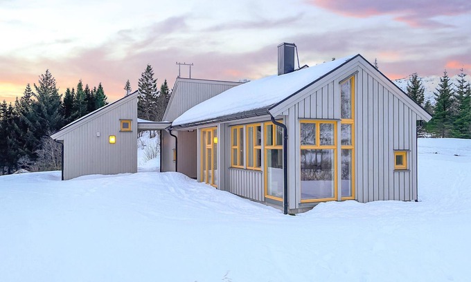 Stamsund House | Amazing home in Stamsund with kitchen