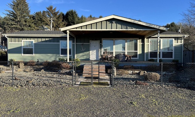 Winchester Bay House | Amazing home located in Winchester bay at Salmon Harbor