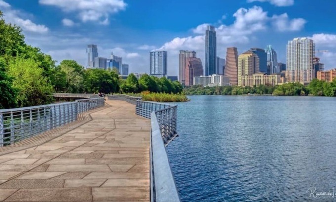 Riverside Apartment | (Amazing Lakeside Apartment) Steps away from Lake