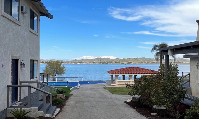 Lakeland Village House | Amazing, Lakeside Pickleball Retreat with 2 courts swim spa & outdoor kitchen