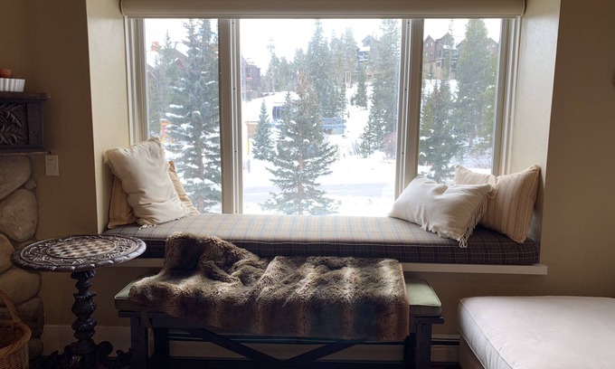 Four O'Clock Condo | Amazing location! Ski-in/Ski-outnOnly President’s Day weekend open