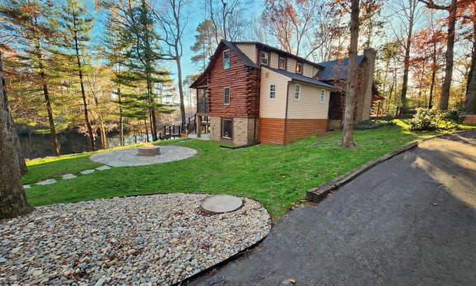 Aylett Cabin | Amazing log cabin - 5 acre stocked pond - 16 acres - Minutes to Kings Dominion