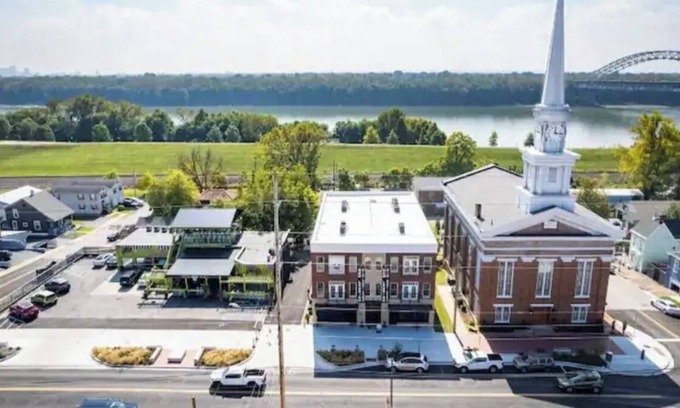 New Albany Apartment | Amazing Main St. Condo Location!