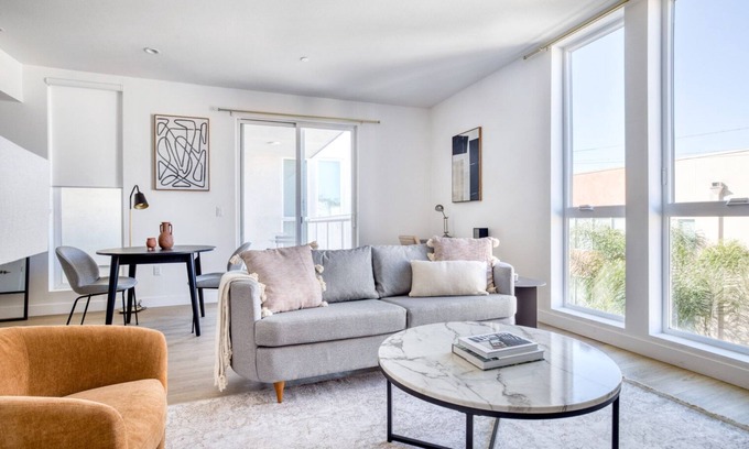 NoHo Arts District Apartment | Amazing NoHo Studio w/Gym, W/D & Roof Terrace, near TJ, by Blueground