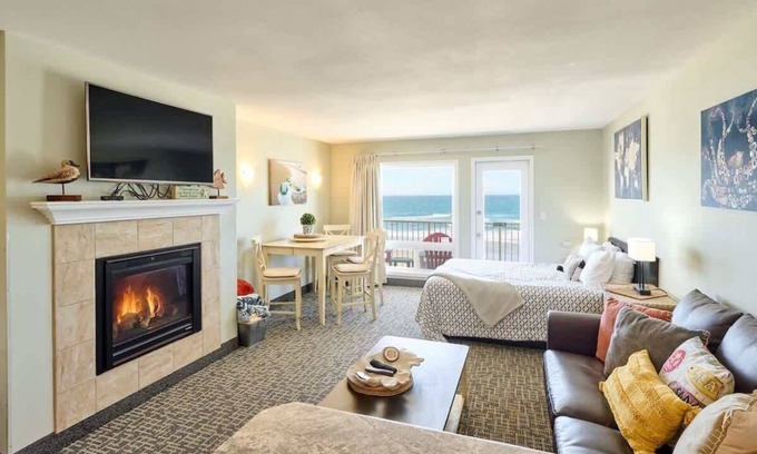 Logsden Condo | Amazing Ocean View Suite - Sleeps Six - Pool Access & Hot Tub!