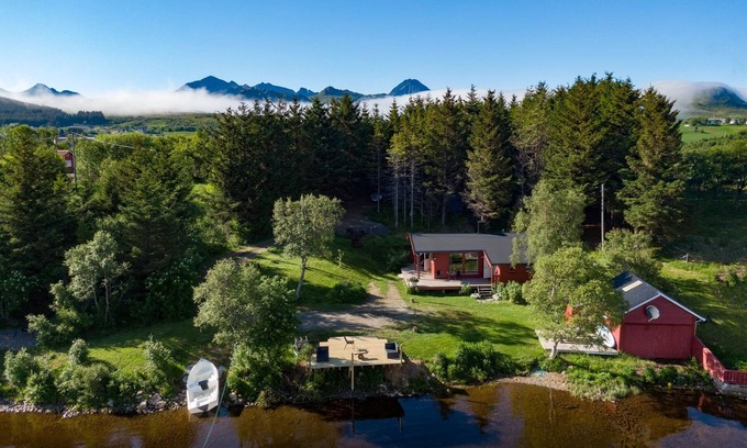 Vestvagøy Cabin | Amazing place with boat, kayak, SUP and mountain view. Wifi and free parking.