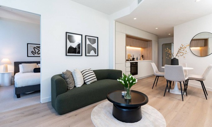 Melbourne Central Business District Apartment | Amazing Pool! | Luxe 2B2B +Pool+Gym+Sauna