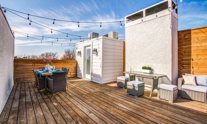 Oak Lawn Condo | Amazing Private Rooftop Deck : Walk to Restaurants!