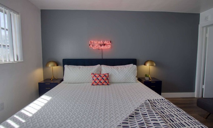 Midtown Condo | ✨ Amazing Renovated One Bedroom w/Free Parking and Pool