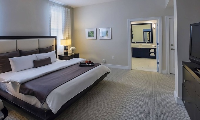 Ludlam Hotel | Amazing Rertreat in this Relaxing Accommodation | Balcony + Full Kitchen