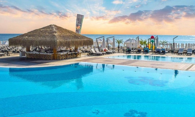 Lozenets Apartment | Amazing Suite With Beachfront Access And Pool