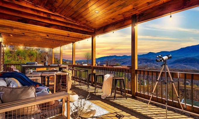 Chalet Village North Cabin | Amazing view, HotTub, Arcade,Theater,FirePit,Grill,Sauna,Putt putt, Pet Friendly