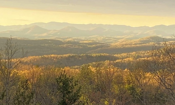 Murphy Cabin | Amazing view,sleeps 7 hot tub,Wi-Fi, game room,fire pit total privacy on 4 acres
