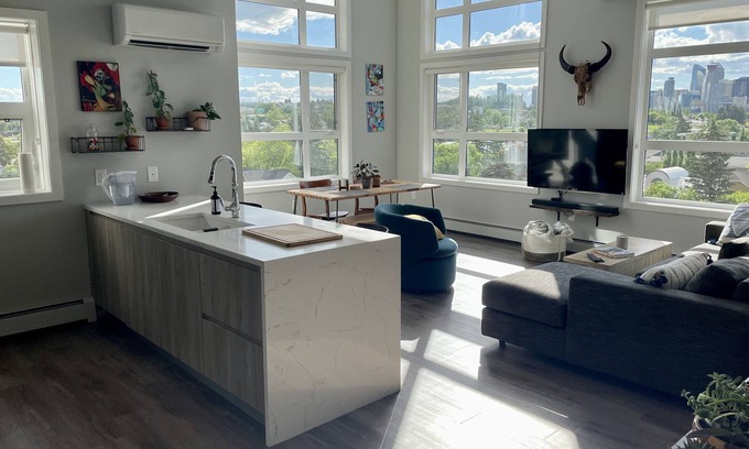 Inglewood Condo | Amazing Views, King Size Bed, Trendy Neighbourhood