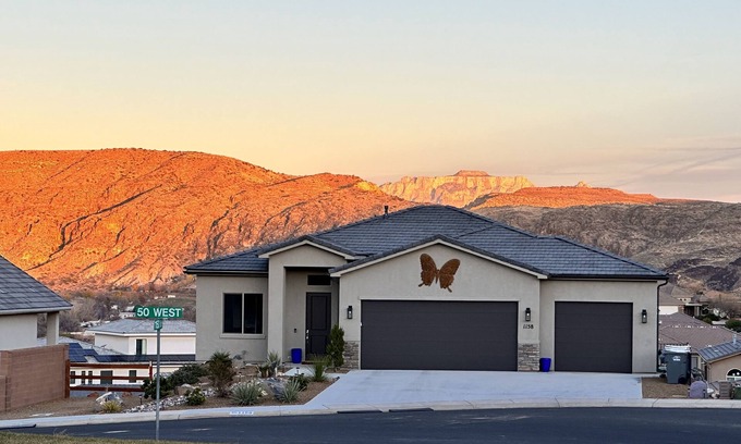 Hurricane House | Amazing VIEWS, NEW quiet home, bonus Fitness Room!