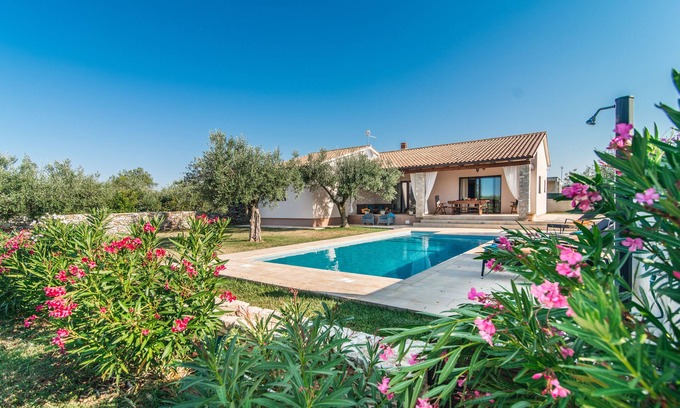 Galizana Villa | Amazing Villa Lorraine with a private pool and big garden for enjoyable gateway