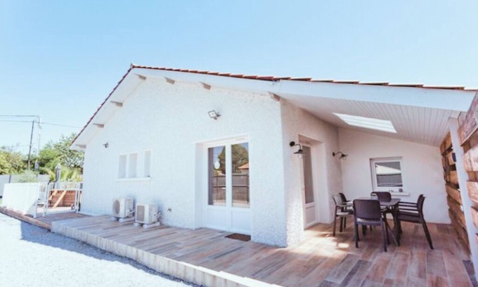 Biganos House | Amber House rated 3☆ - Private Spa & Heated Pool