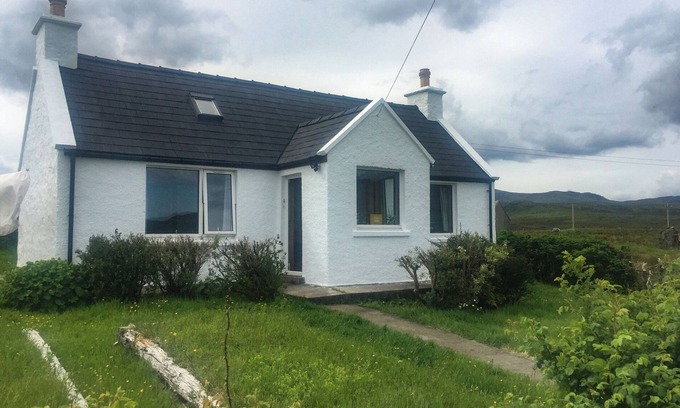 Staffin Cottage | AMBER'S COTTAGE, pet friendly, country holiday cottage in Staffin