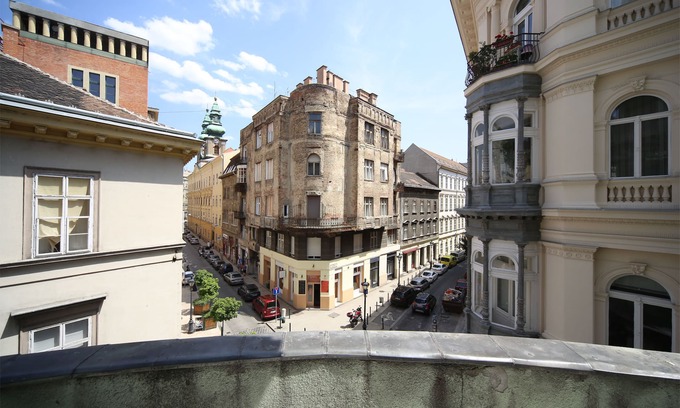 Inner City Budapest Apartment | Amber Terrace Studio