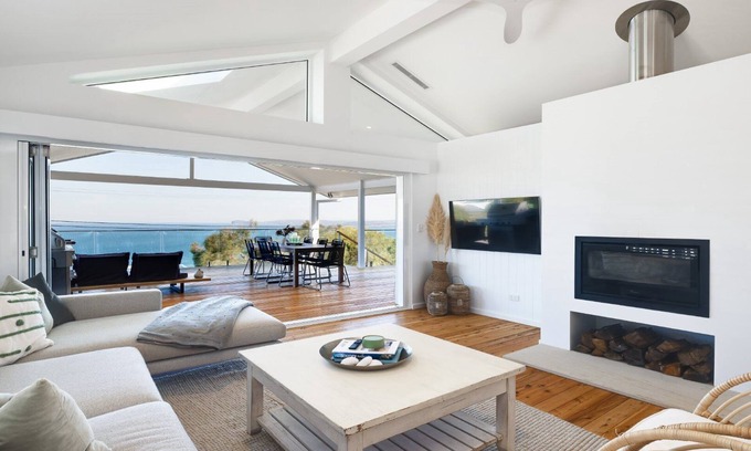 Killcare Heights House | Ambleside by the Sea by HolidayCo.