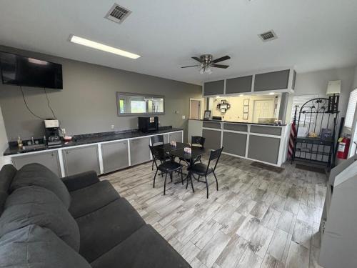 Brinkley Hotel | America Best Inn