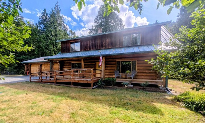 Marblemount House | American Alps Lodge-HotTub, EV Charger, Riverfront