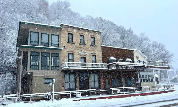 McGregor Cabin | American House 1854- Pocket City Penthouse, 2 Bedrooms, Full Kitchen & Dining