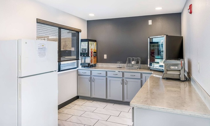East Peoria Hotel | Americas Best Value Inn East Peoria