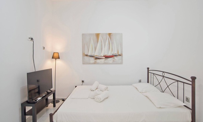 Peiraiki Apartment | Amfitriti Stylish Piraeus Apt, Walk to Sea & Port