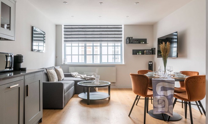 Clerkenwell Apartment | Amigos Nest - Farringdon - by Frankie Says