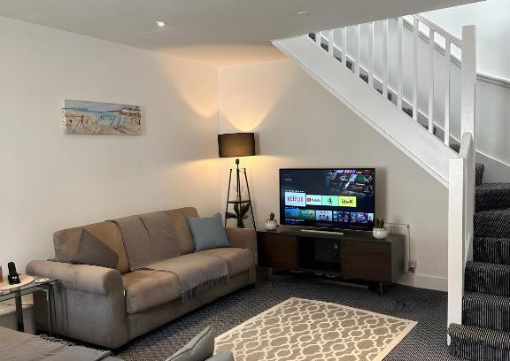 Worthing House | Amo Mews House - Central, Private Patio & Free Parking