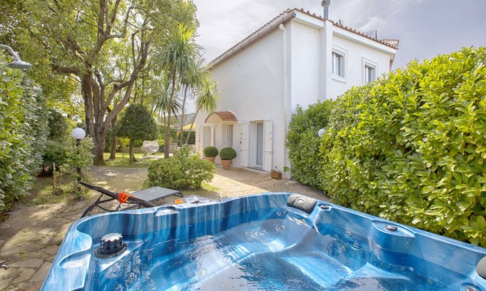 Sant'Agata sui Due Golfi Villa | AMORE RENTALS - Resort Ravenna - Villa Dama with Hot Tub, Shared Swimming Pool, Ideal for Events